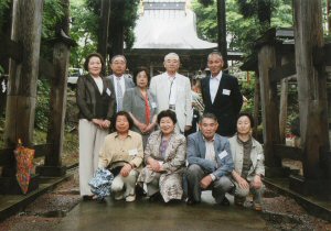 栄神社の前で