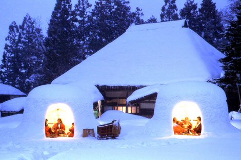 「茅葺きの民家」と「かまくら」